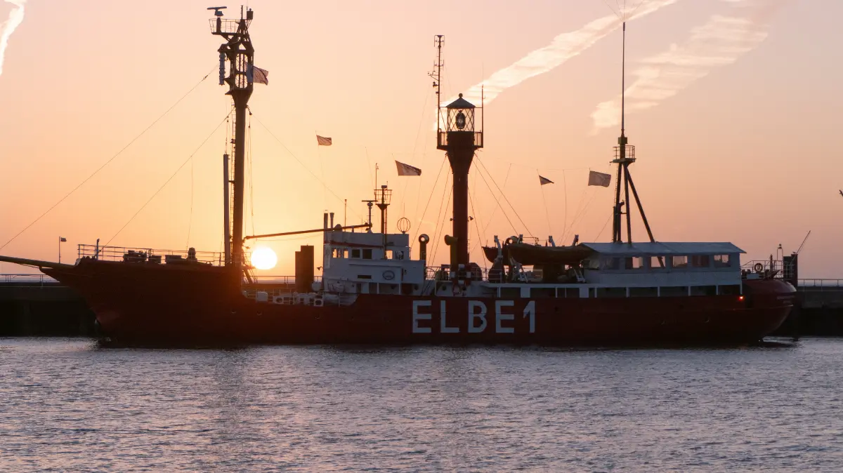 Feuerschiff Elbe1 bei Sonnenaufgang an der Alten Liebe in Cuxhaven