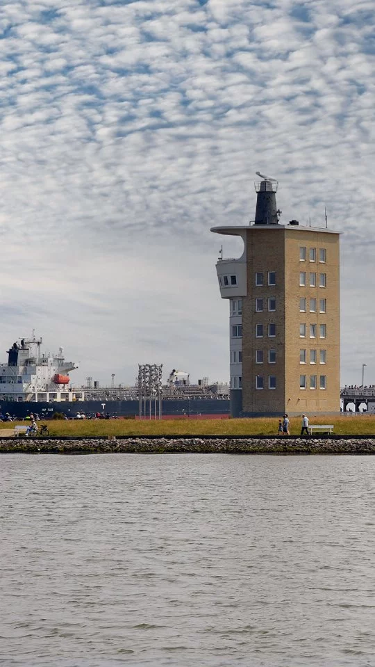 Alte Liebe in Cuxhaven mit Blick auf ein Frachtschiff vor der Hafeneinfahrt