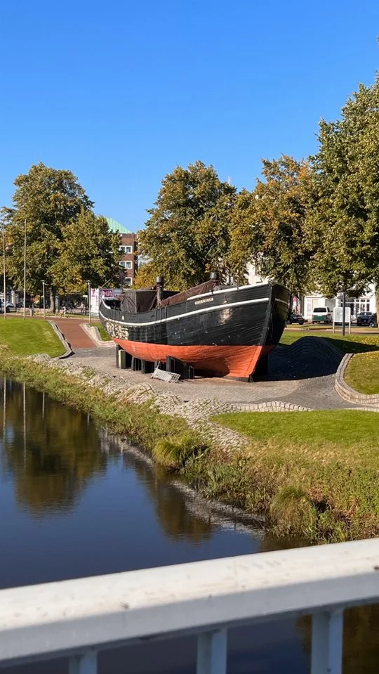 Ausgestelltes Schiff Hermine im Zentrum von Cuxhaven