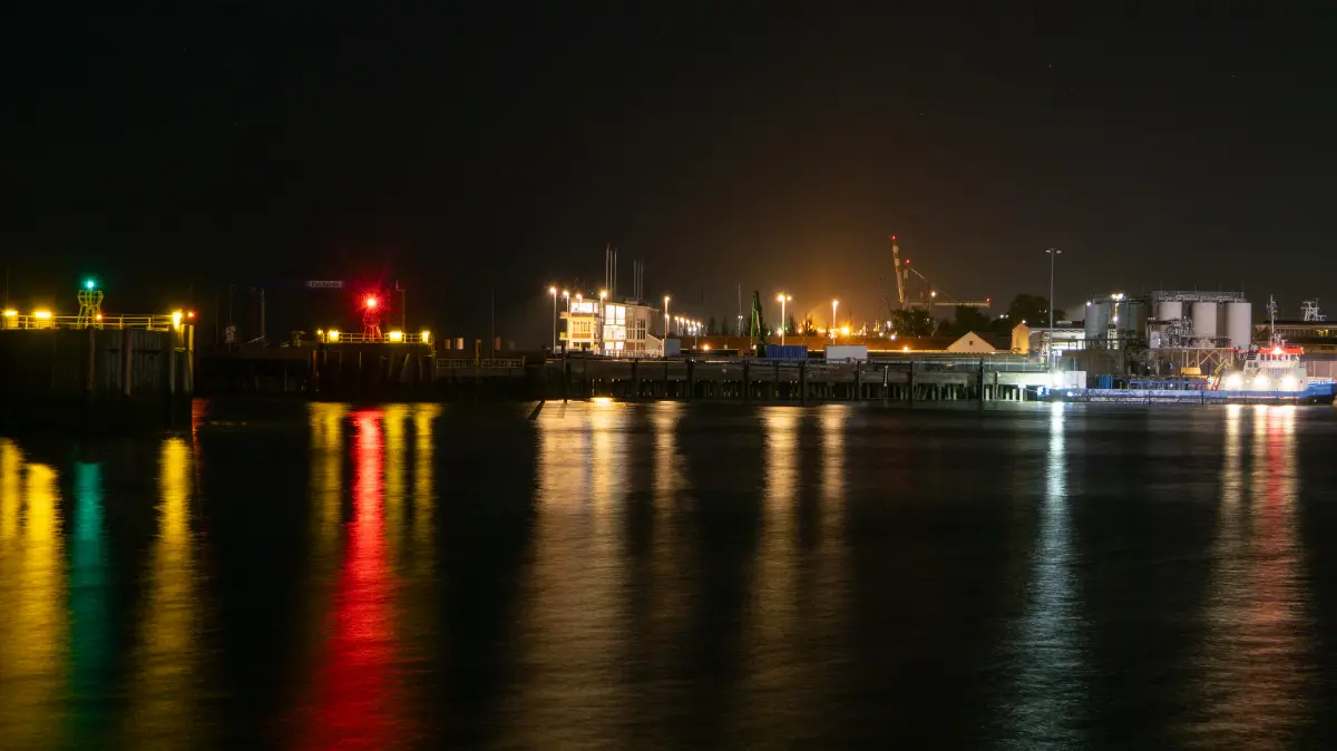 Hafen der Alten Liebe in Cuxhaven bei Nacht mit Blick in den Hafenbecken