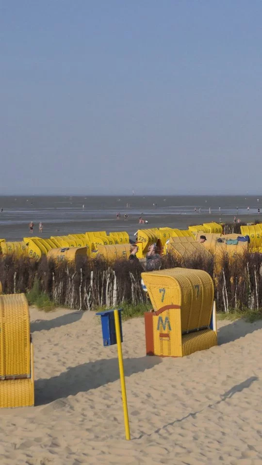 Nordseeurlaub am Sandstrand in Duhnen an der Nordsee mit Blick auf das Meer