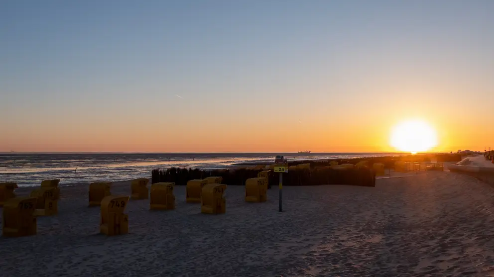 Sonnenaufgang am Strand in Duhnen mit Strandkörben sicht auf die Nordsee