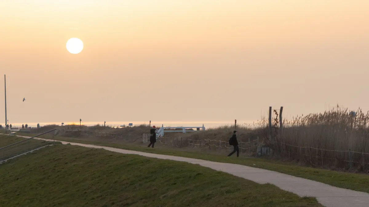 Sonnenuntergang in Duhnen mit Blick auf Promenade & Nordsee
