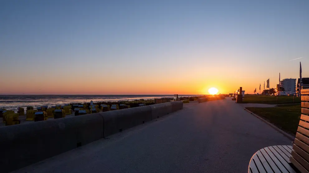 Promenade in Duhnen mit Blick auf die Nordsee & Neuwerk bei Sonnenaufgang