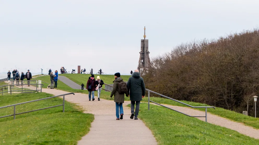 Spaziergang mit Personen auf dem Deich von Duhnen zur Kugelbake nach Döse