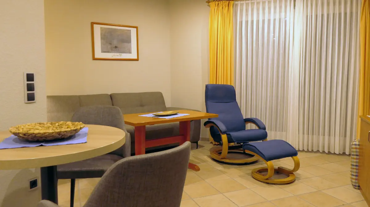 Wohnzimmer einer Ferienwohnung für bis zu 2 Personen im Godewind in Duhnen