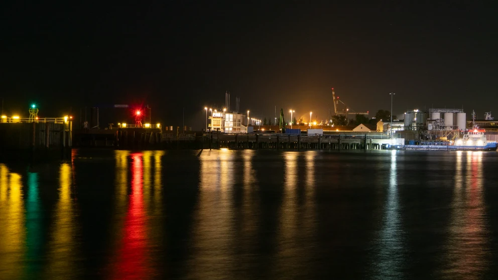 Hafen der Alten Liebe in Cuxhaven bei Nacht mit Blick in den Hafenbecken