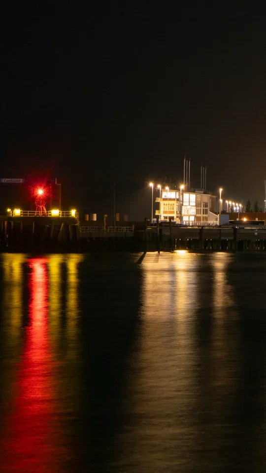 Hafen der Alten Liebe in Cuxhaven bei Nacht mit Blick in den Hafenbecken
