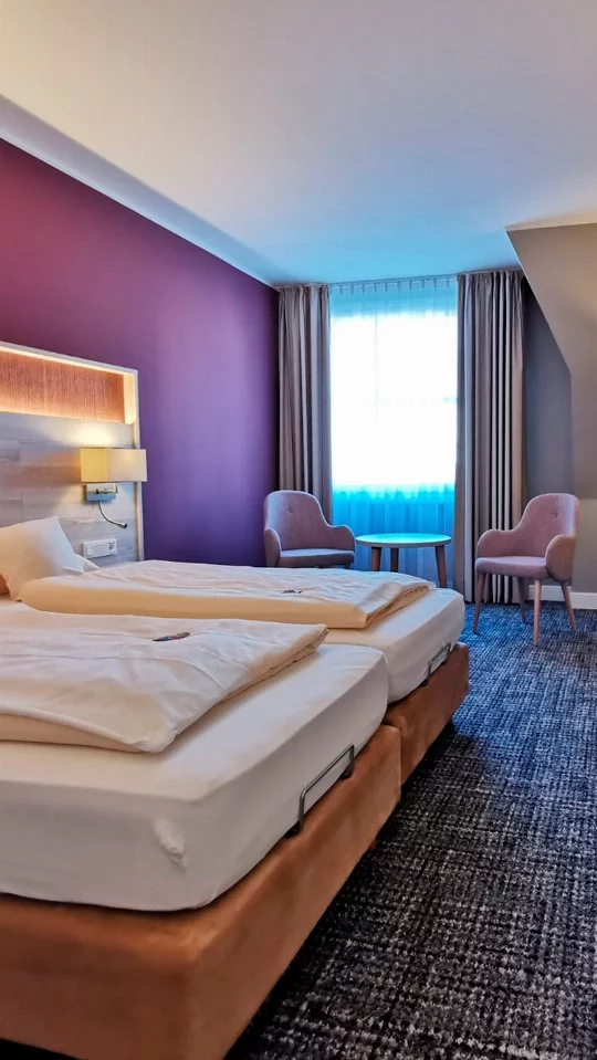 Blick in ein Doppelzimmer im Hotel Duhner Landhaus in Duhnen