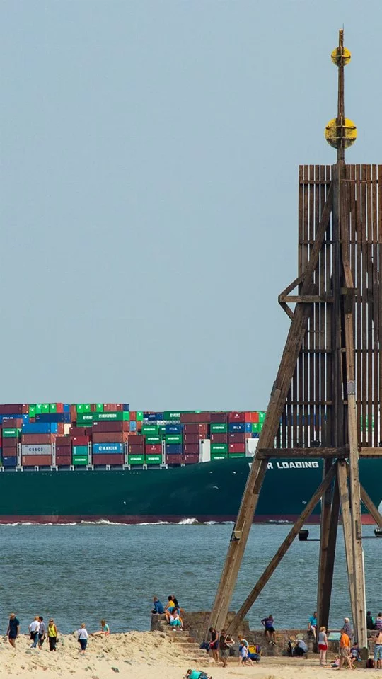 Weltschifffahrtsweg Cuxhaven mit Sicht auf die Evergreen bei der Kugelbake