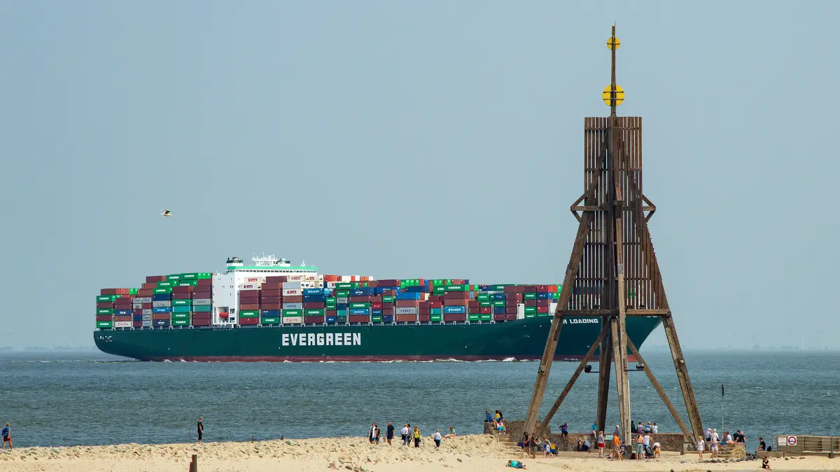 Hafen der Alten Liebe in Cuxhaven bei Nacht mit Blick in den Hafenbecken