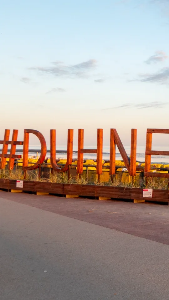 Strandpromenade in Duhnen beim Sonnenaufgang mit Blick nach Neuwerk