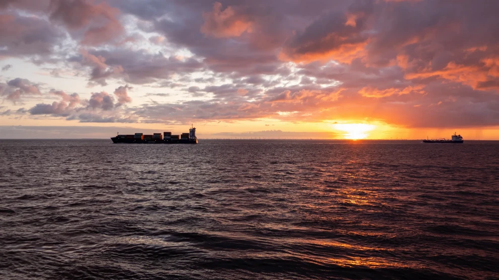 An der Nordsee mit Blick auf das Meer bei Sonnenaufgang und Schiffen