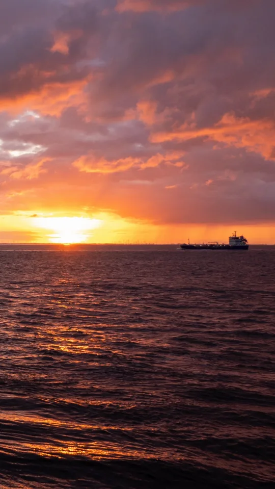 An der Nordsee mit Blick auf das Meer bei Sonnenaufgang und Schiffen