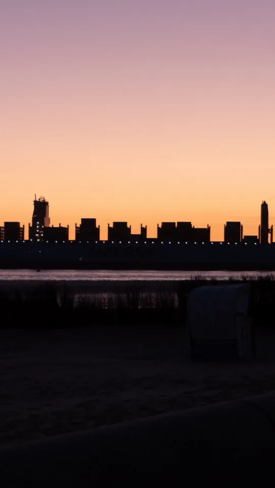Weltschifffahrtsweg Cuxhaven bei Sonnenaufgang mit Schiff bei der Kugelbake