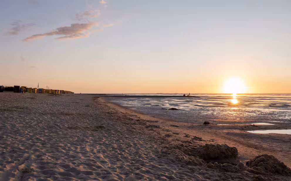 Sonnenuntergang am Strand und Nordsee