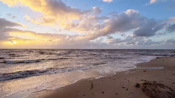 Flut am Duhner Strand mit Blick über die Nordsee