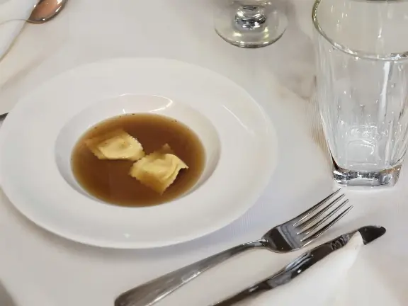 2 Gang: Kleine Creme-Suppe mit Schinken