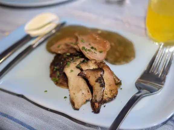 4 Gang: Filet mit geschmorten Brechbohnen im Speckmantel und Mandelgebäck