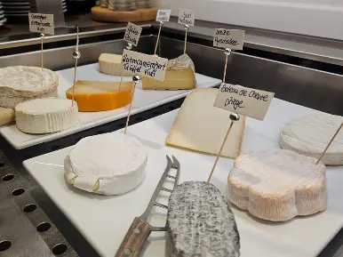 2 Gang: Kleine Creme-Suppe mit Schinken