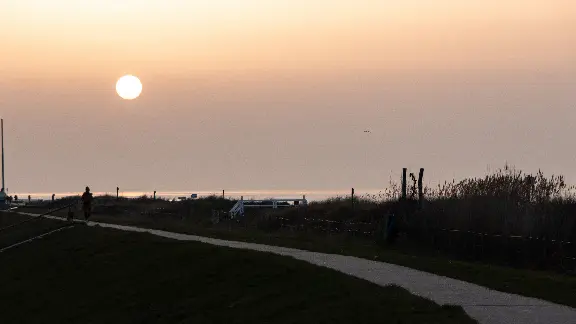 Sonnenuntergang beim Nordseeurlaub im Frühling