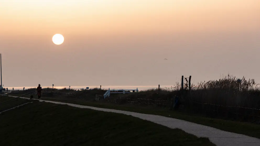 Sonnenuntergang beim Nordseeurlaub im Frühling