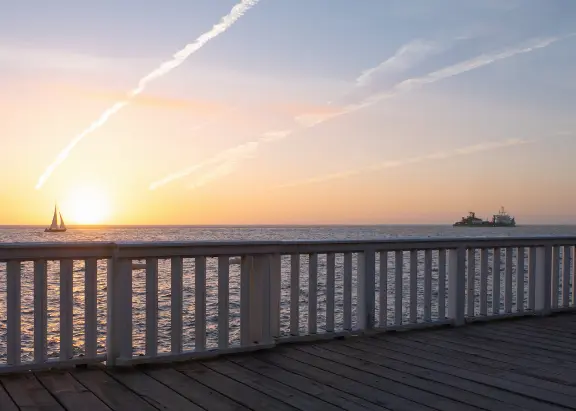 Blick vom Strand auf das Wattenmeer und Strandkörbe