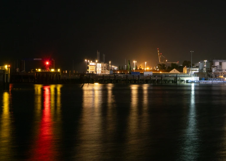 Blick auf den Hafen in Cuxhaven bei Nacht mit Lichtquellen