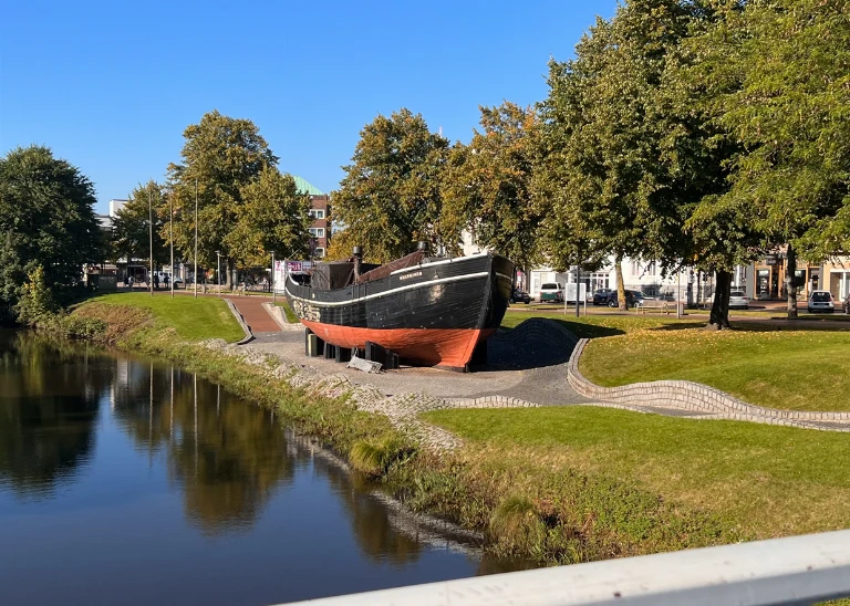 Altes Schiff Hermine in der Innenstadt in Cuxhaven