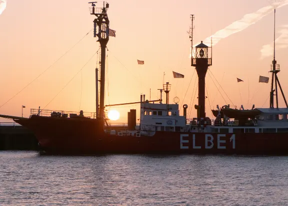 Blick auf das Schiff Elbe 1 bei Sonnenaufgang an der Alten Liebe in Cuxhaven