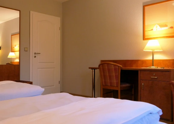 Schlafzimmer mit Schreibtisch in einer Ferienwohnung im Haus Dallacker