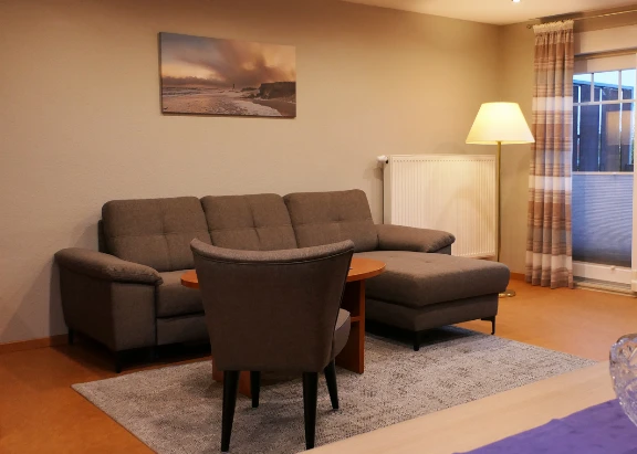 Gemütliches Wohnzimmer mit Couch in einer Ferienwohnung
