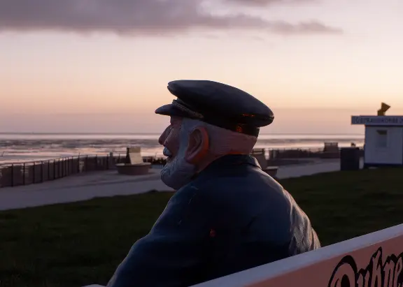 Blick mit Kuddel vom Duhner Reichstag in Duhnen auf die Nordsee bei Sonnenaufgang
