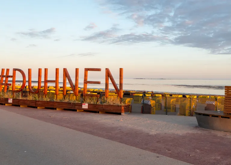 Strandpromenade mit Blick auf den Strand und zur Insel Neuwerk in Duhnen