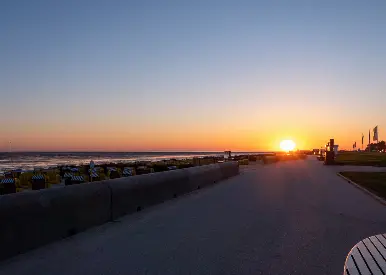 Sonneaufgang in Duhnen an der Promenade