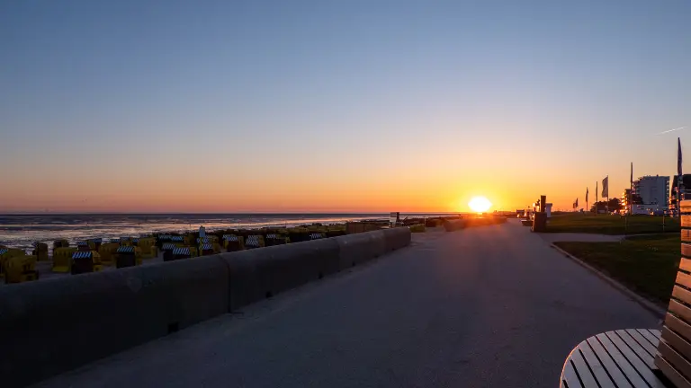 Sonnenaufgang Strandpromenade Duhnen mit Blick Richtung Döse