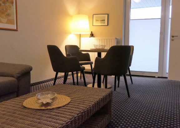 Eine gemütliche Essecke in einer Ferienwohnung im Haus Godewind