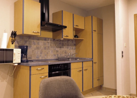 Blick in eine Küche einer Ferienwohnung im Haus Godewind, Duhnen