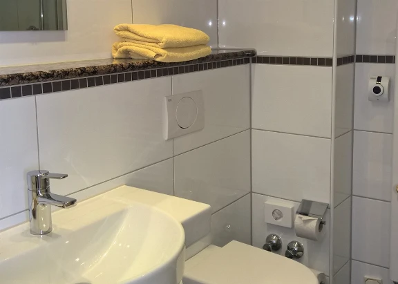 Blick in eine Bad im Hotelzimmer im Hotel Duhner Landhaus, Duhnen