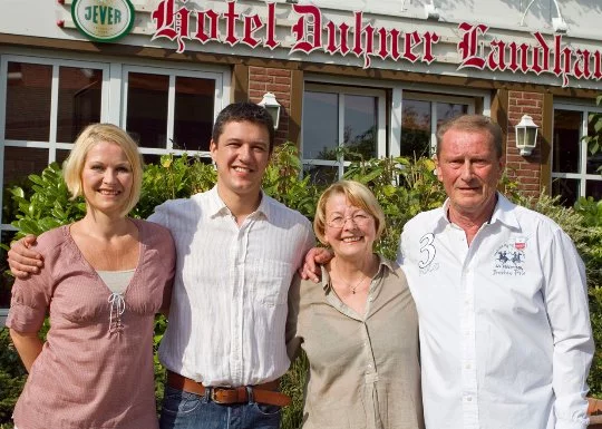 Familie Hildebrand-Senzel vor dem Duhner Landhaus