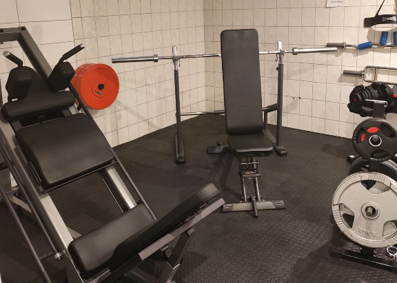 Fitnessraum mit Sportgeräten im Hotel Duhner Landhaus in Duhnen