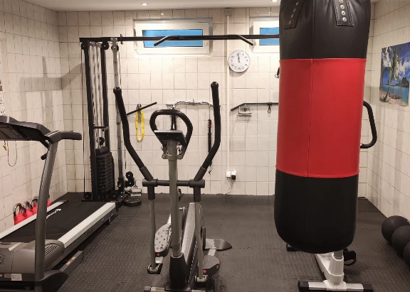 Blick in den Fitnessraum mit Sportgeräten im Duhner Landhaus, Cuxhaven