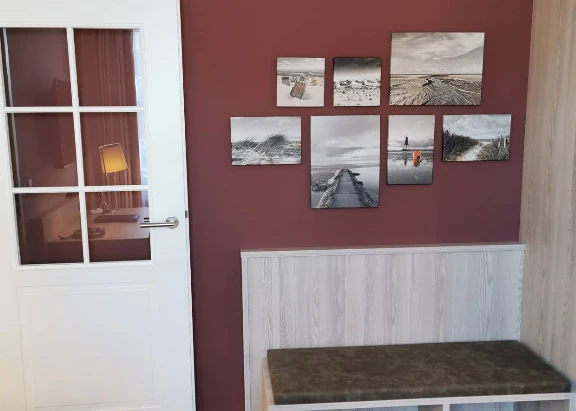 Blick in ein Hotelzimmer mit Ankleide im Hotel Duhner Landhaus