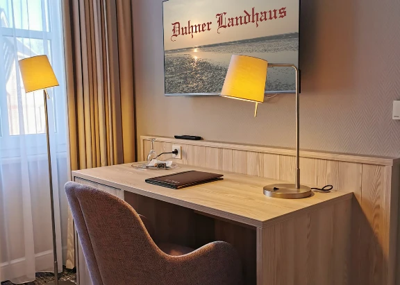 Blick auf Schreibtisch und Fernseher in einem schönen Hotelzimmer