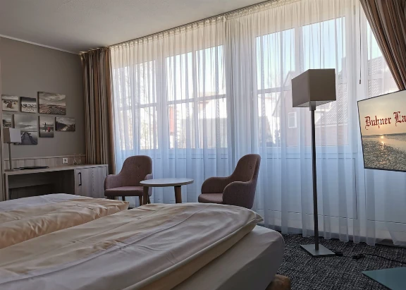 Blick in ein großes Doppelzimmer im Hotel Duhner Landhaus