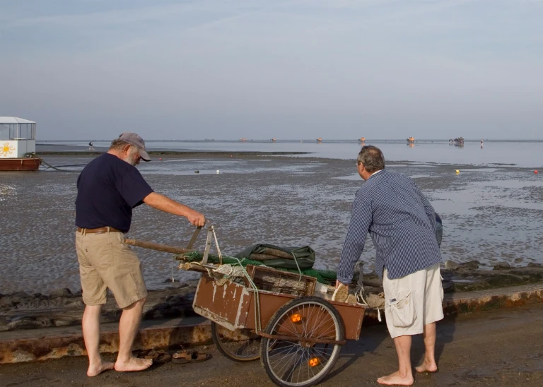 Fischer am Nordseestand in Duhnen mit Blick auf die Nordsee bei Ebbe