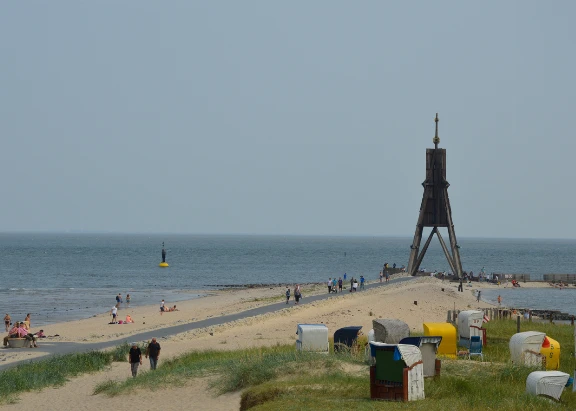 Blick auf die Kugelbake mit Strandkörben und Sicht auf die Nordsee
