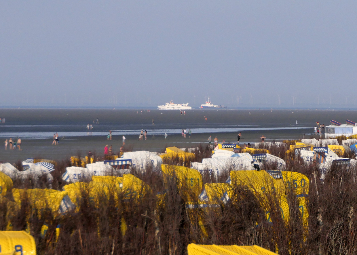 Strand in Duhnen an der Nordsee mit Strandkörben und weitem Blick über das Meer