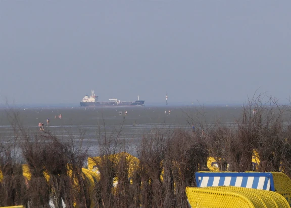 Blick auf ein Schiff auf dem Meer von Duhner Strand.
