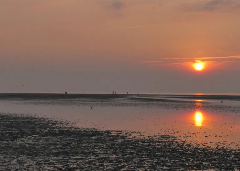 Sonnenuntergang am Stand im Nordseeheilbad Duhnen